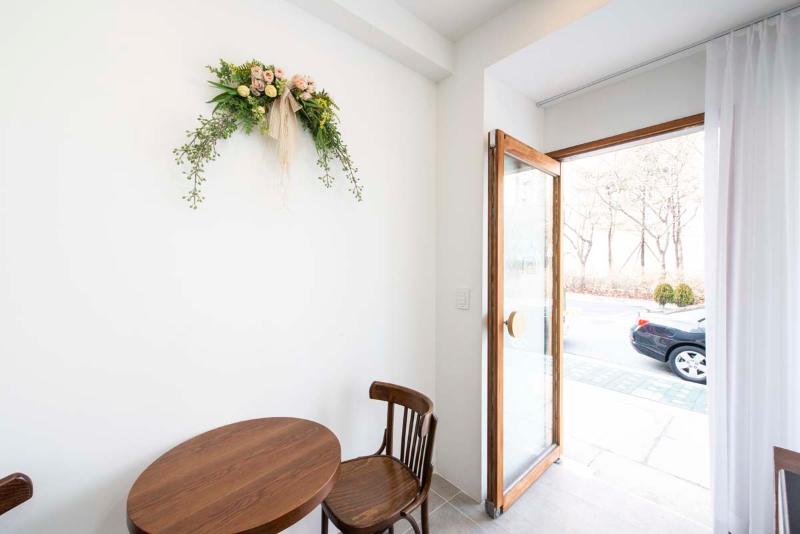 白色调 9 坪甜点店，木质点睛之美-9