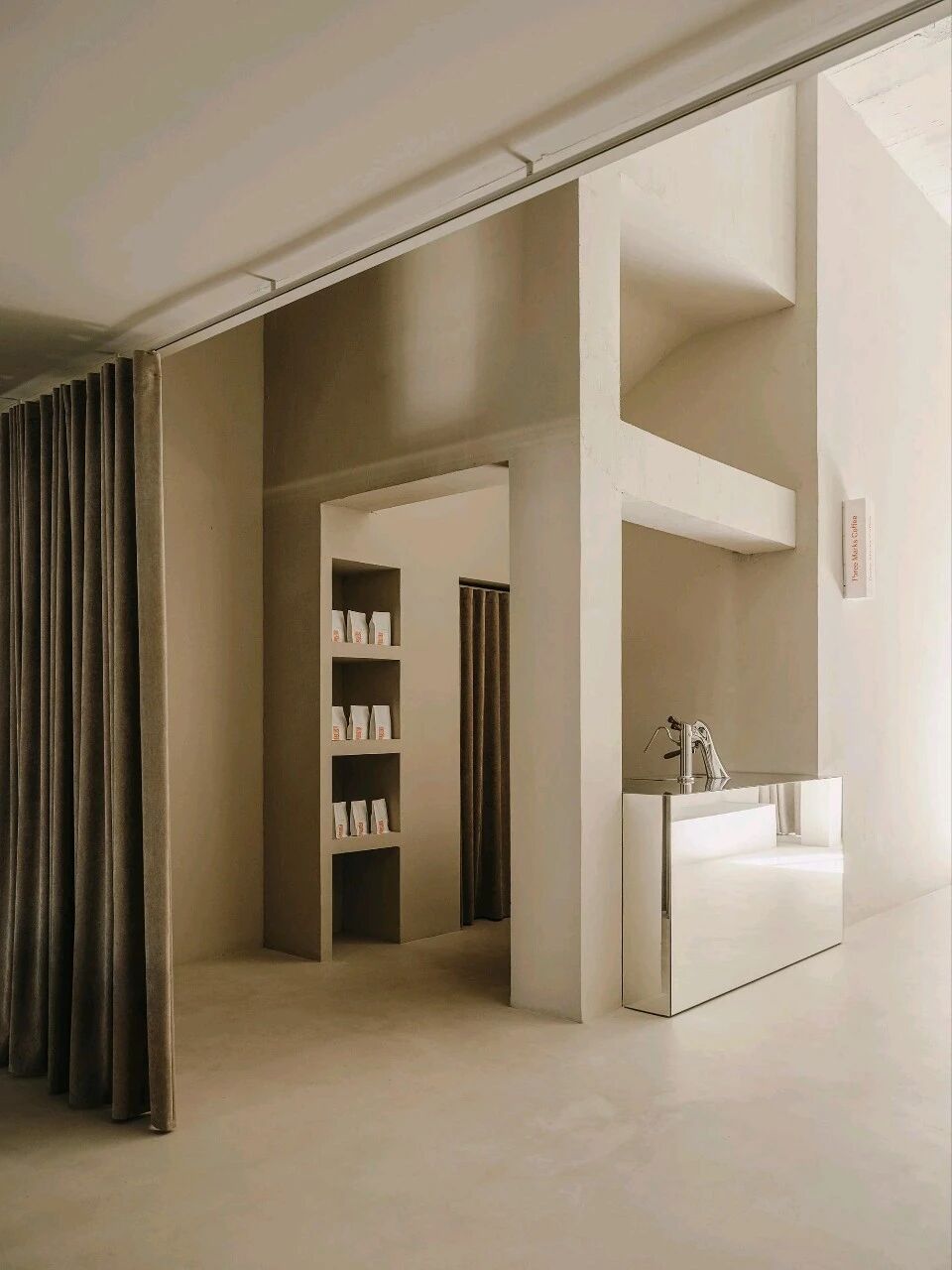 极简办公空间美学丨Isern Serra-69