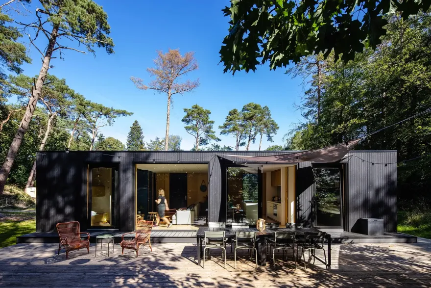 荷兰森林中的黑木 Hygge 小屋 | 舒适与自然完美融合-1