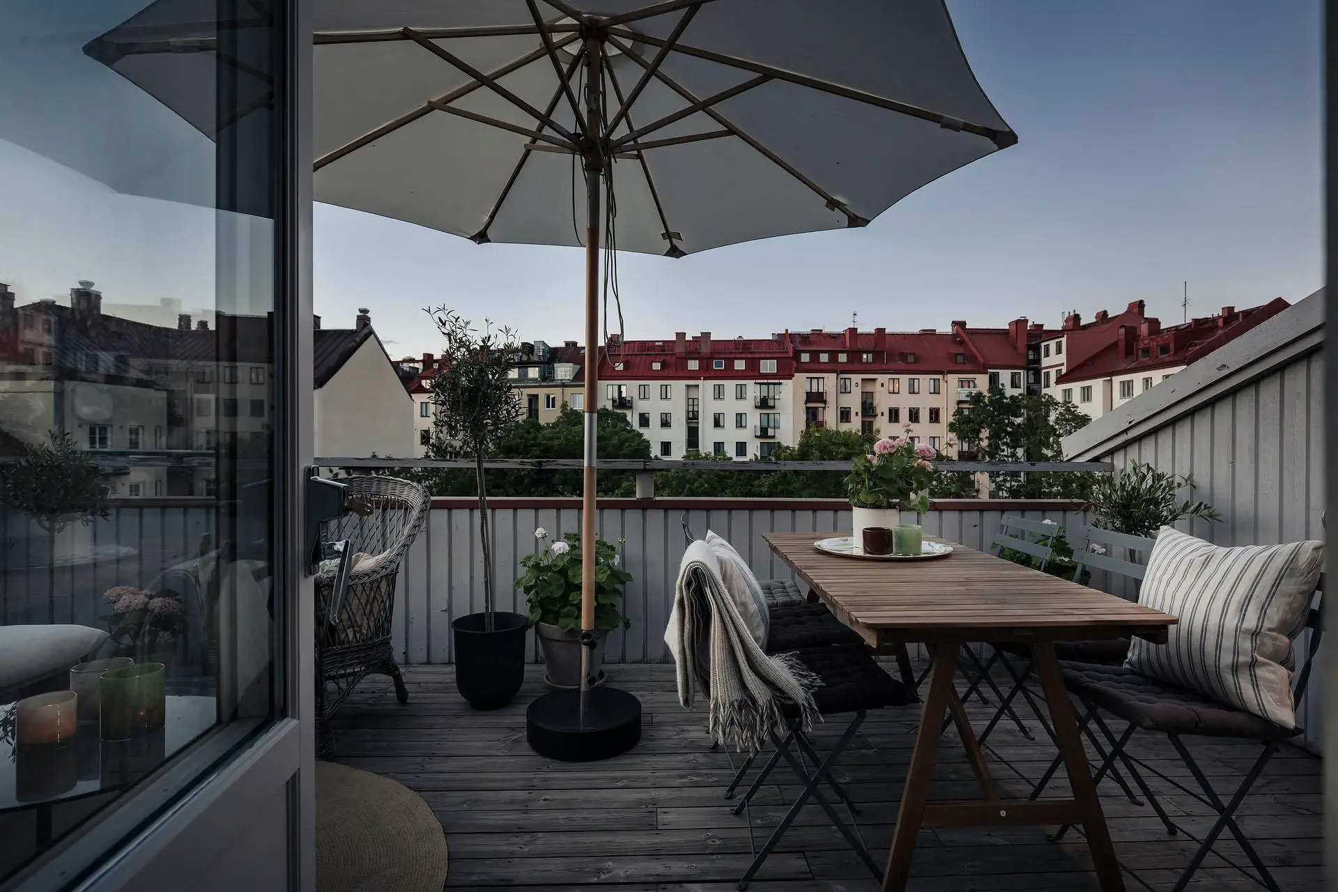 瑞典木质玻璃阁楼卧室设计-9