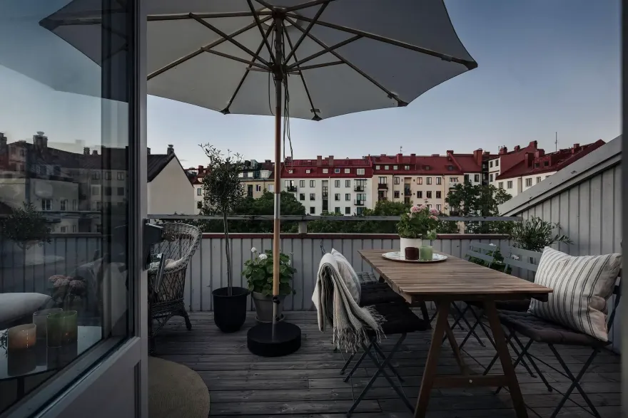 瑞典木质玻璃阁楼卧室设计-9