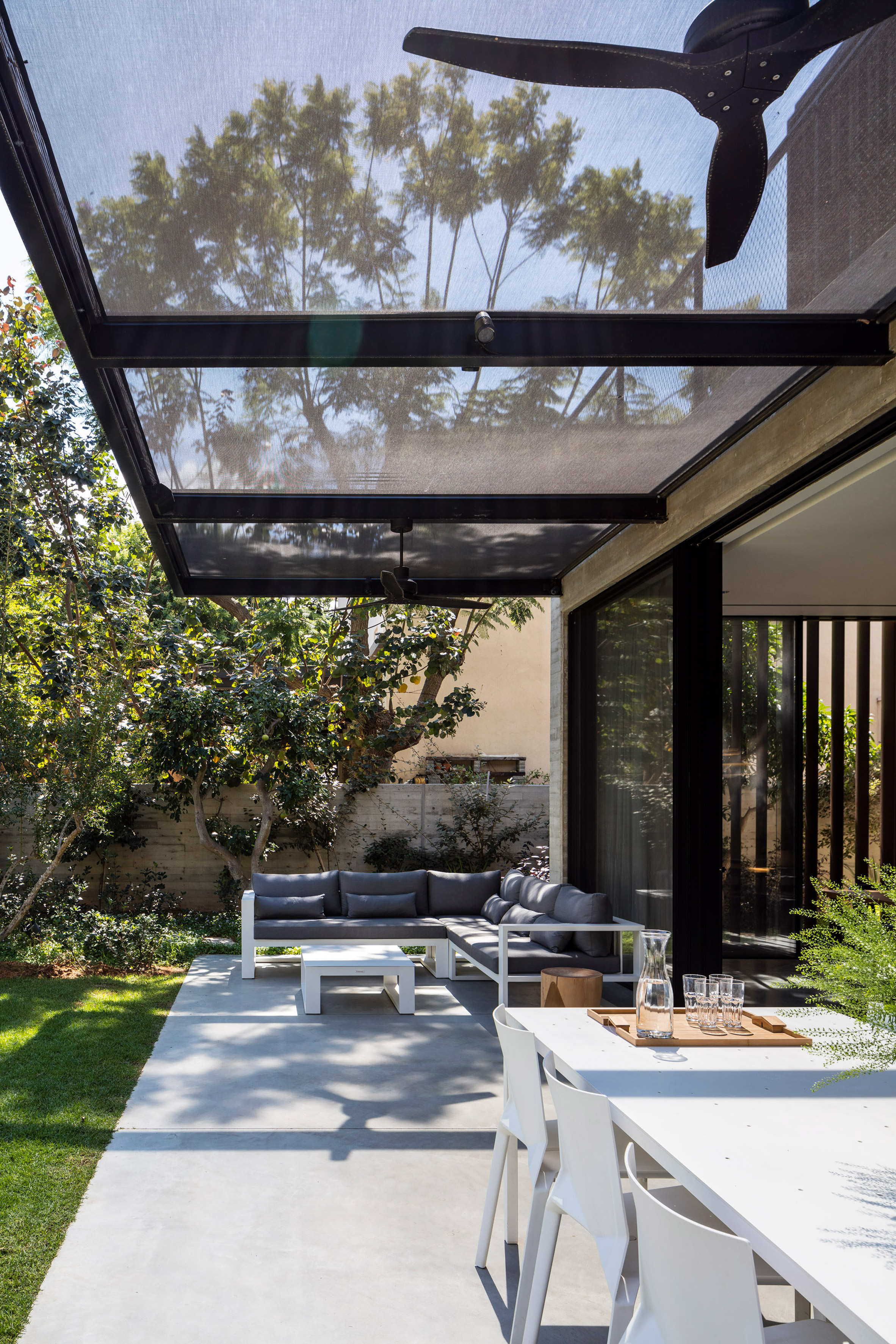 Box-framed louvres shade board-marked concrete Tel Aviv house-15