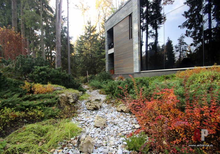 带现代简约建筑和旱溪的小地块景观设计丨俄罗斯莫斯科-20