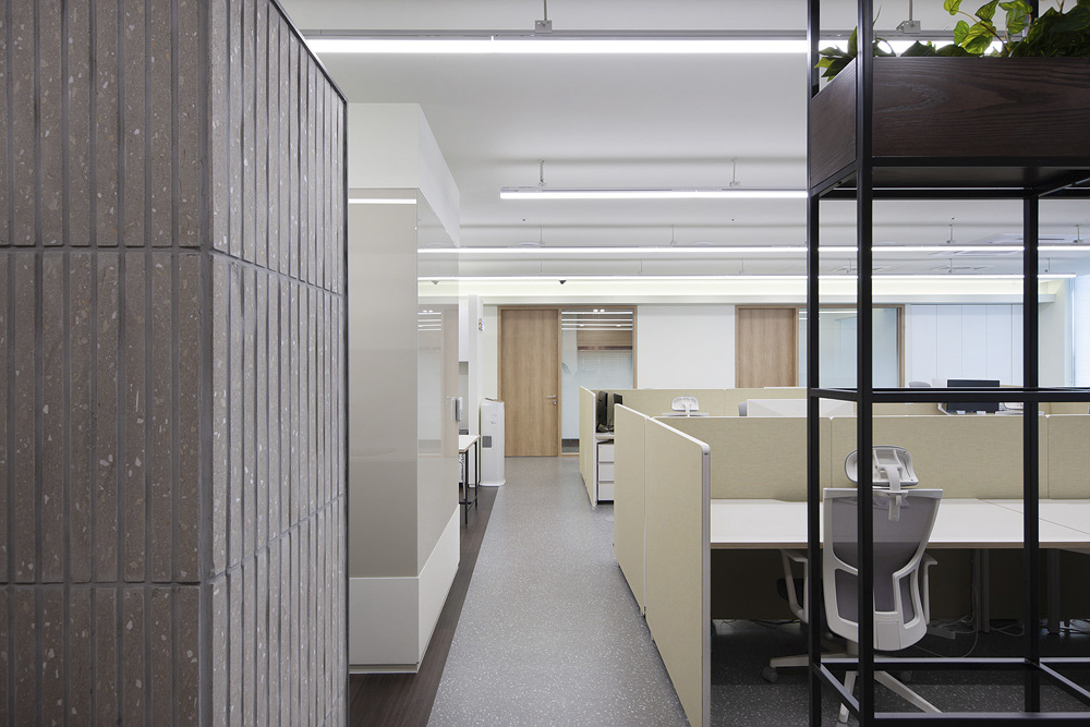 白色调打造 75 平米时尚办公空间-6