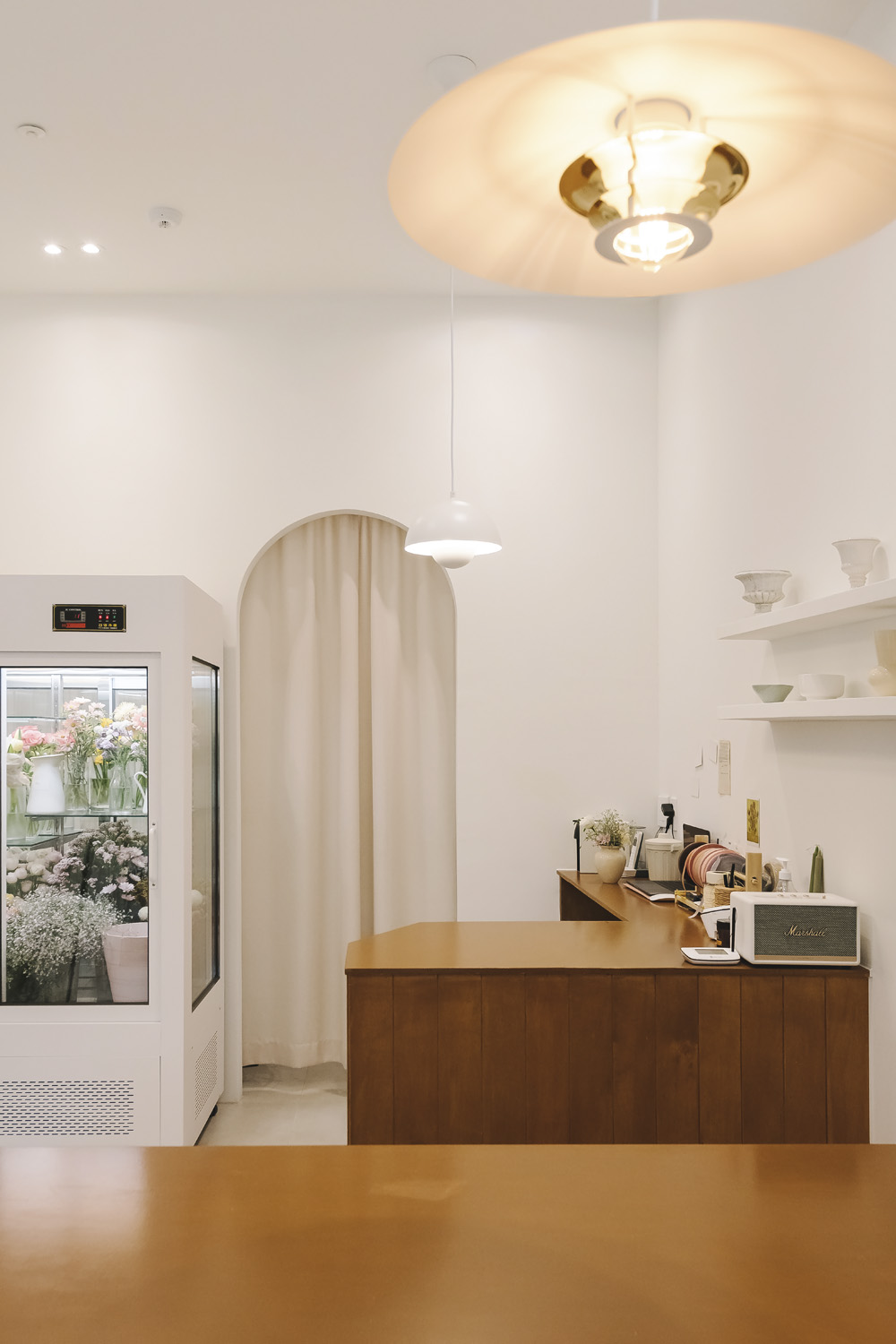 9 坪花店，极简白色与木质元素营造温馨氛围-13