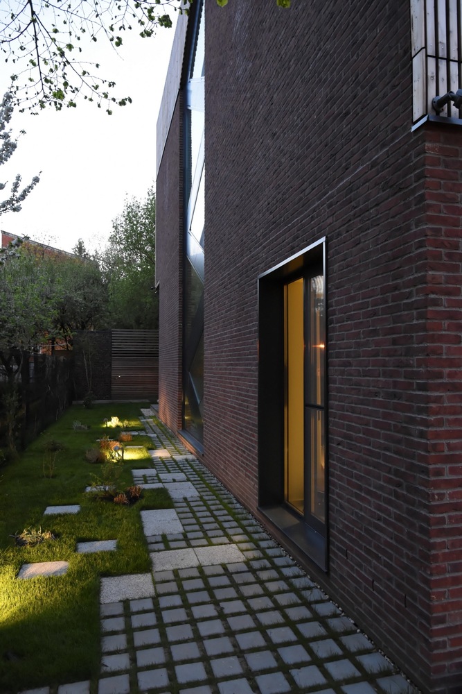 罗马尼亚四口之家垂直住宅，自然材料与光影共舞-41