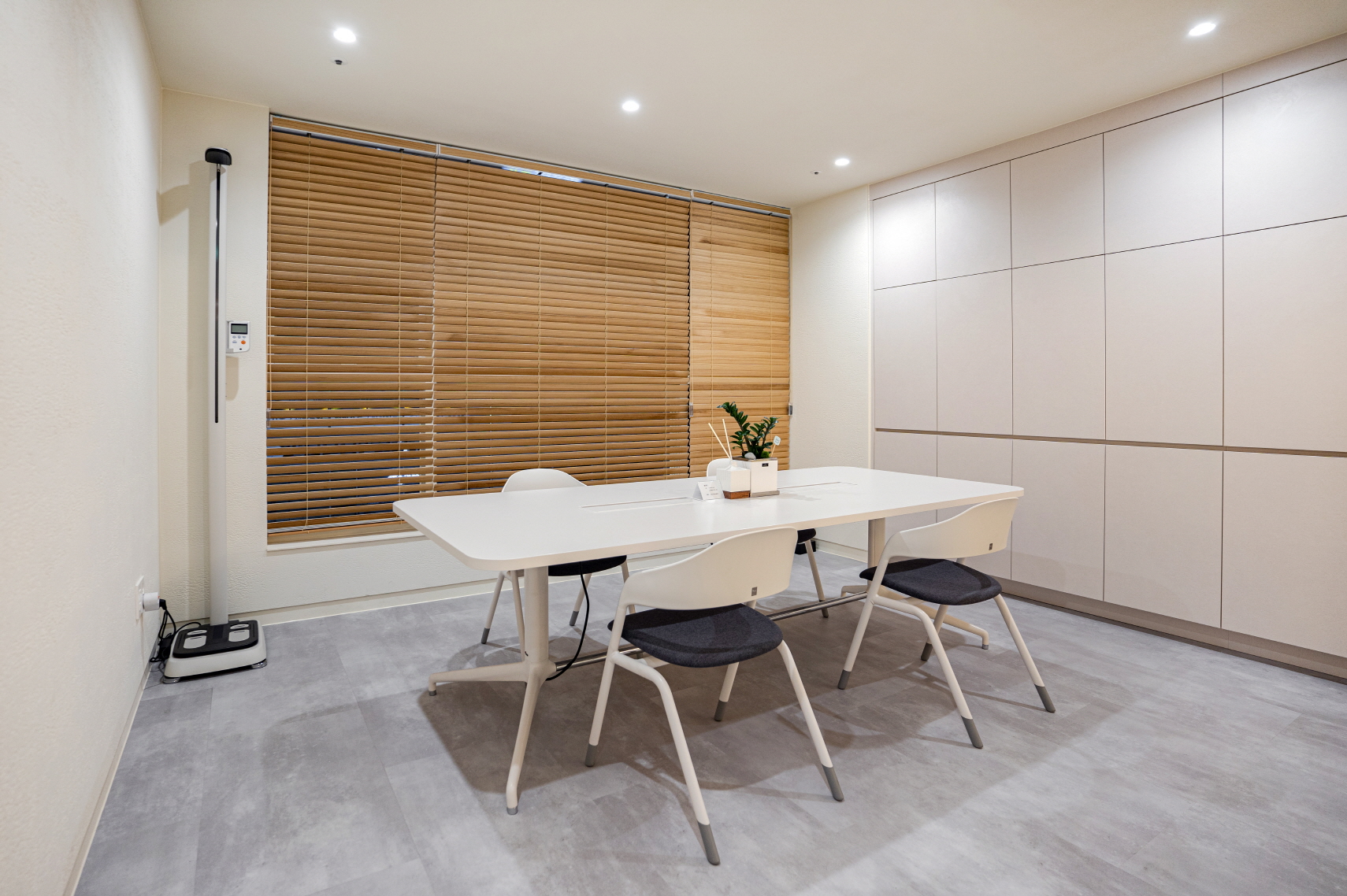 简约白色系打造儿童精神健康医学空间-9