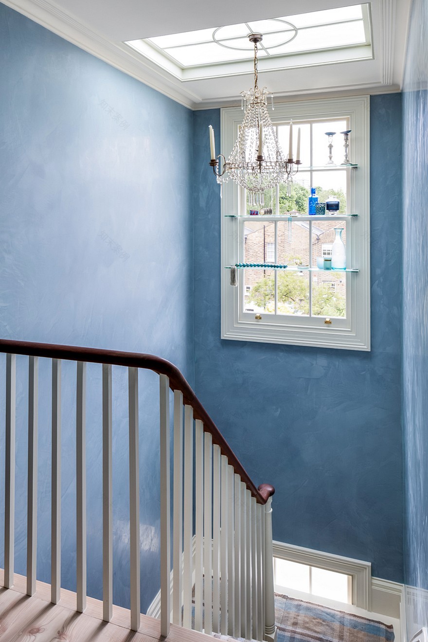 Blue House: London Georgian House Features an Eclectic Mix of Old and New-29