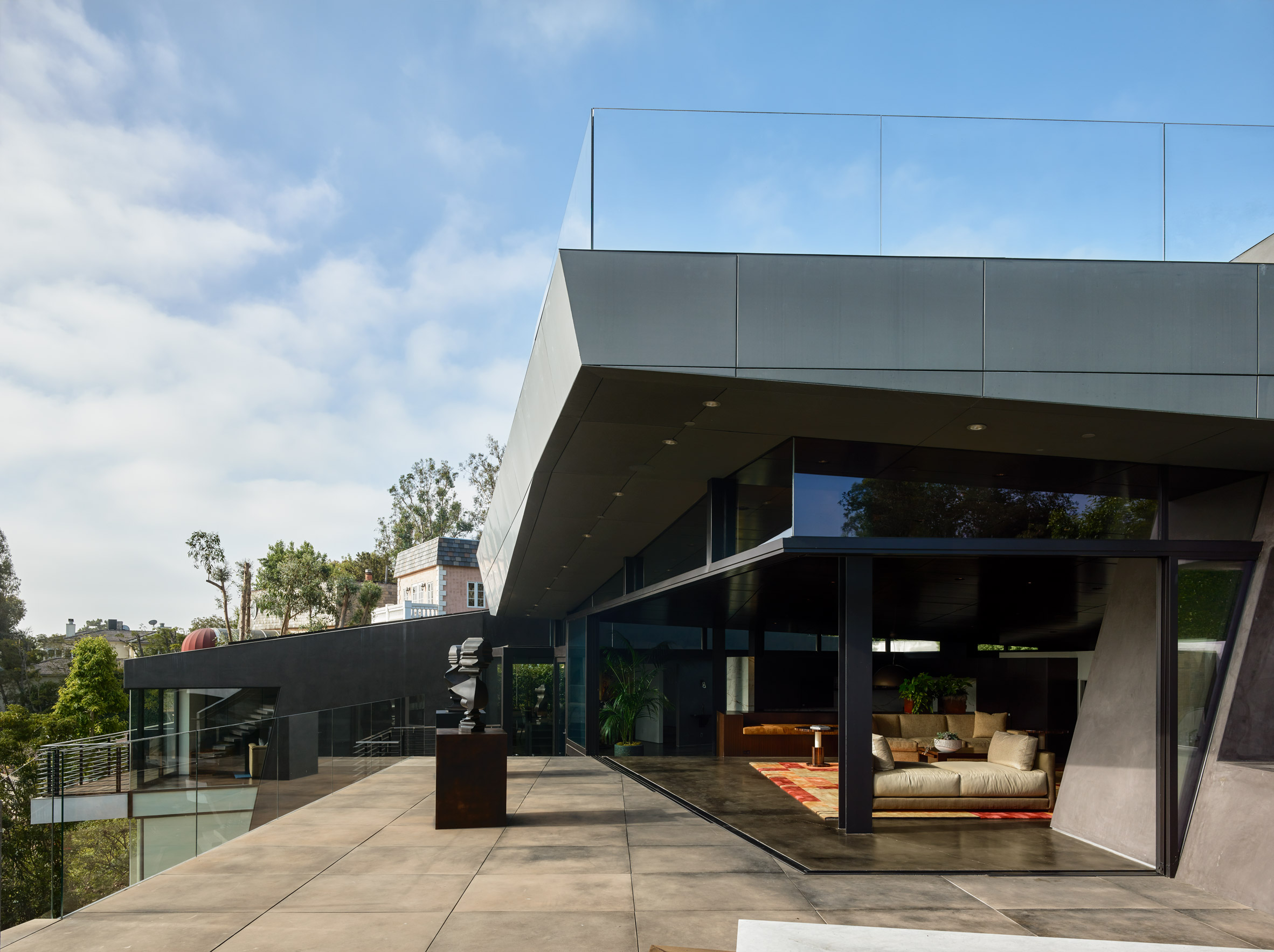 Eric Rosen embeds asymmetrical house into Los Angeles hillside-21