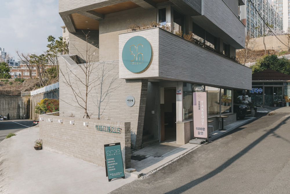 白色与木色，打造 21 平极简咖啡厅-2