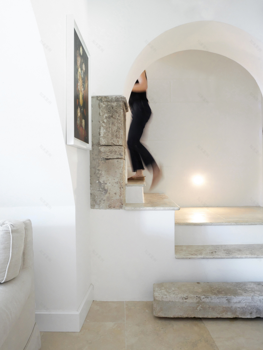 古宅新生,罗马洞石与实木地板的优雅融合-3