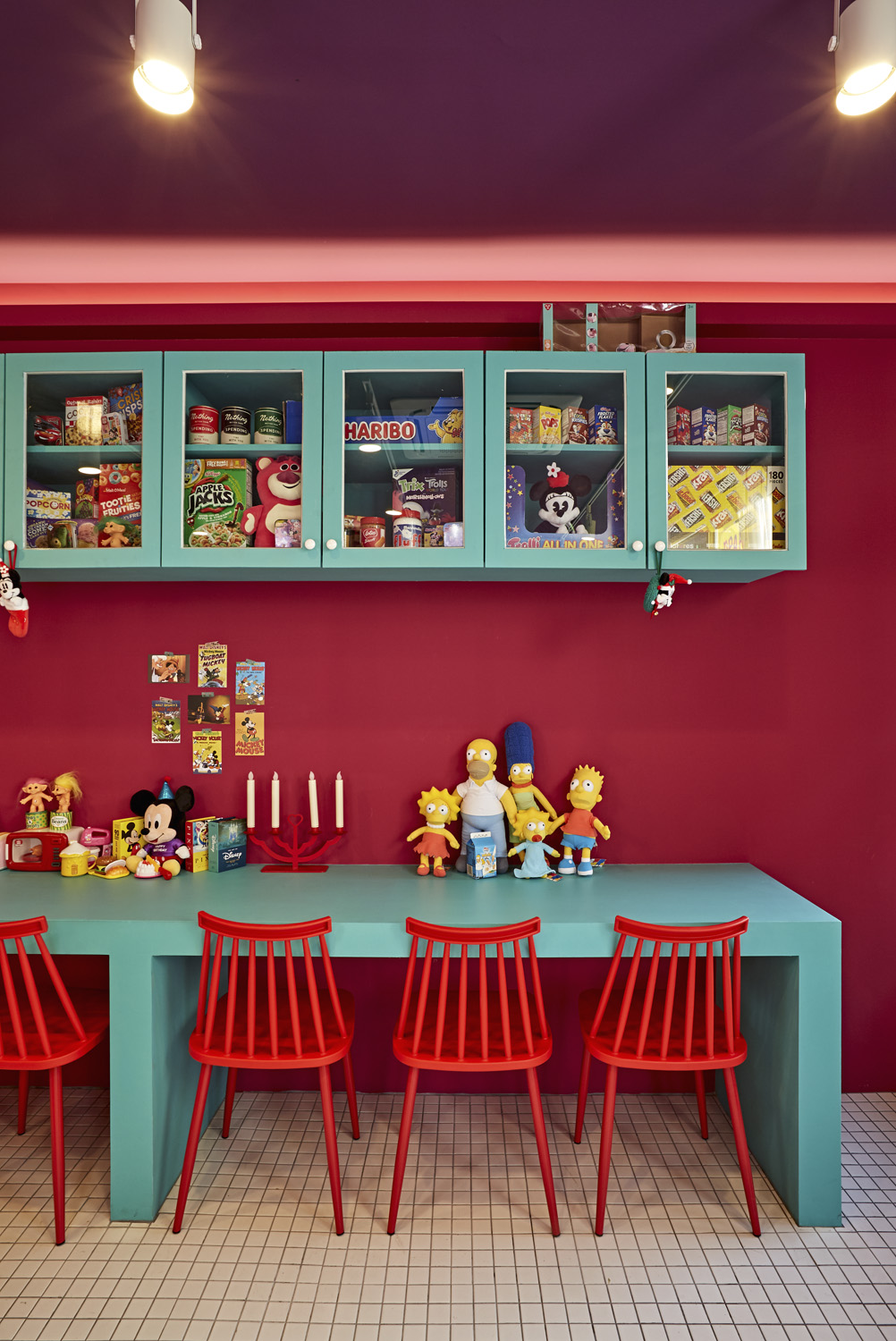 色彩缤纷的 12 平米可爱蛋糕店室内设计-11