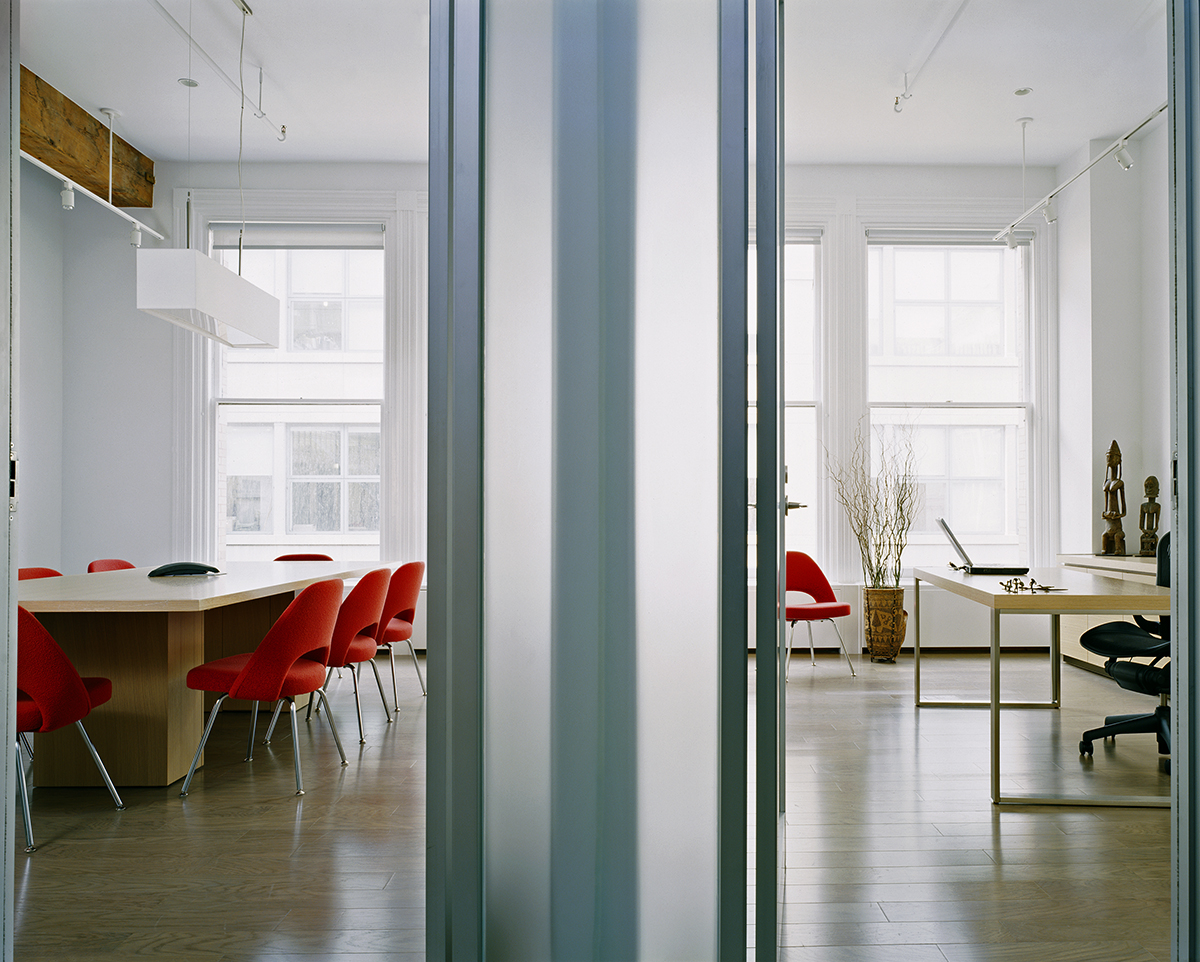 SOHO 办公室翻新升级，铸铁柱与木料展现工业风魅力-7