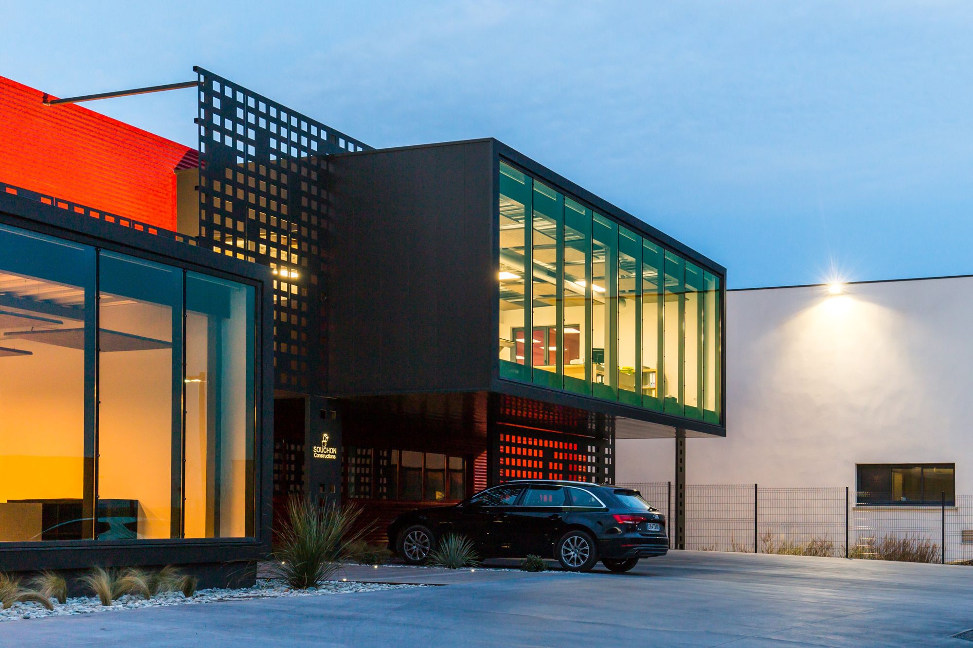 打破对称的金属网格办公楼-7