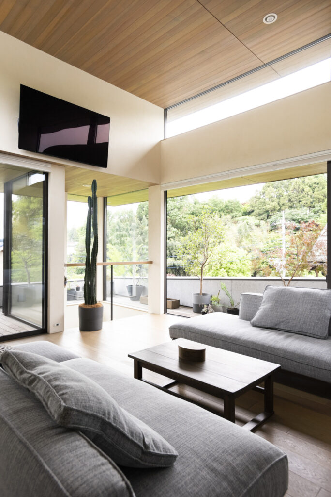 里山の風景を取り込む　室内と一続きの軒下テラスが豊かな時間をもたらす | Architecture | 100%LiFE-6