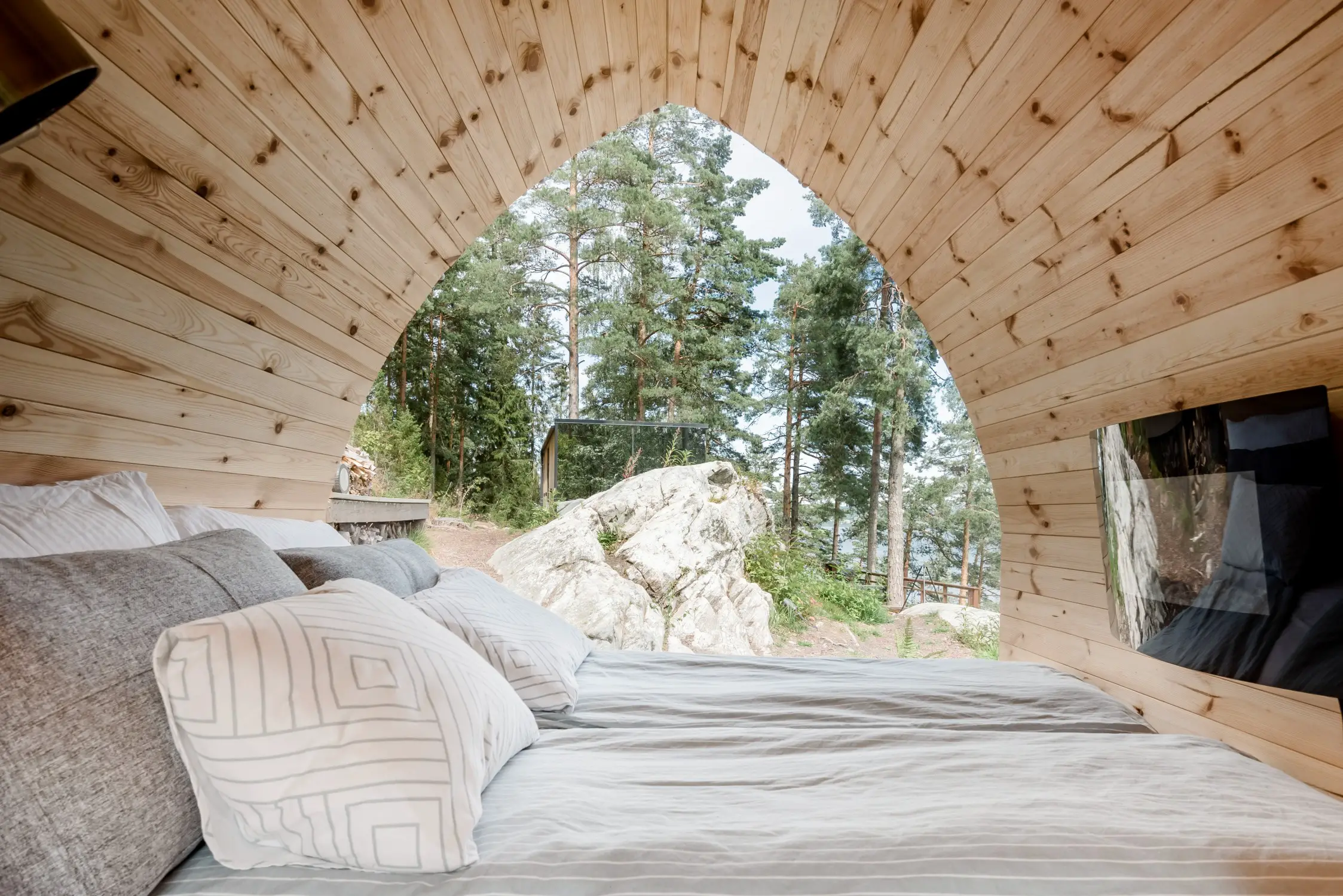 挪威自然中的梦幻玻璃屋-15