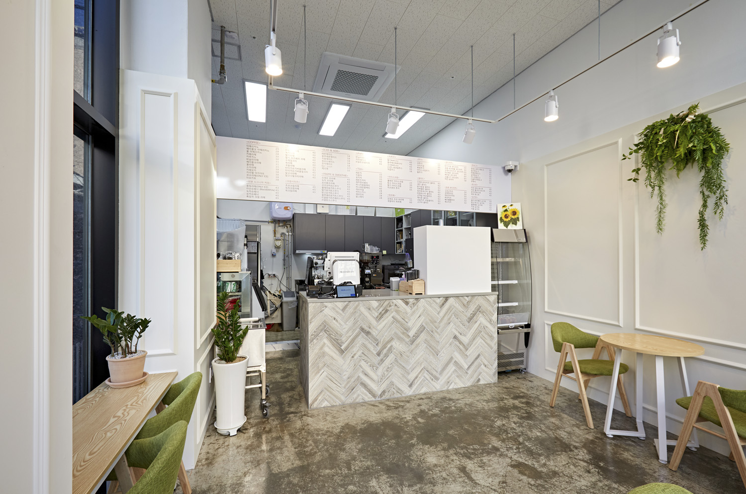 简约白调 9 坪咖啡馆 展现空间魅力-3