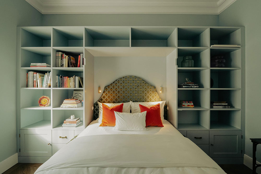 华丽的维也纳公寓,带有红色厨房和复古家具-27