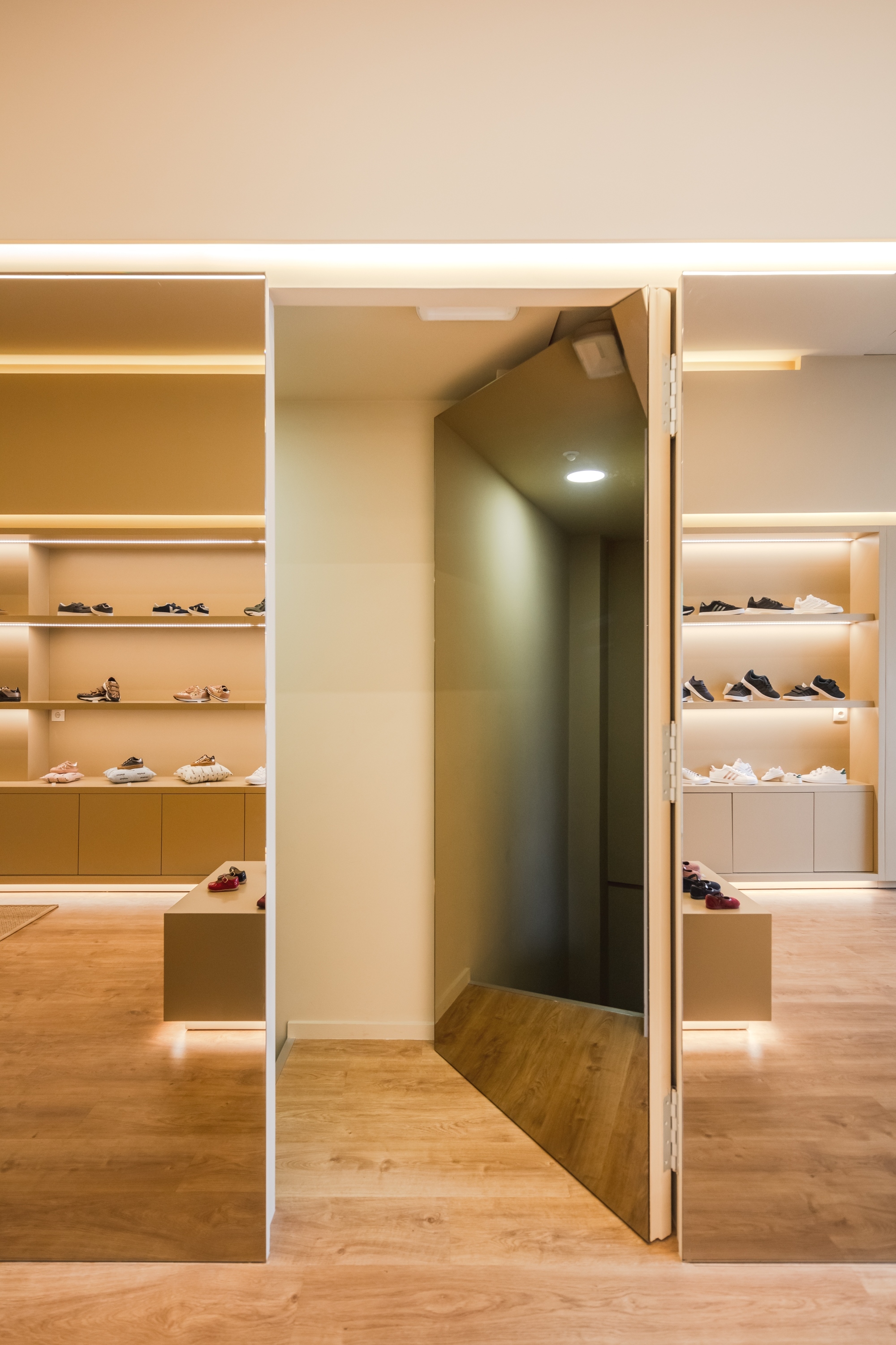 葡萄牙 Vila Conde 鞋店 | 简约设计展现空间魅力-10