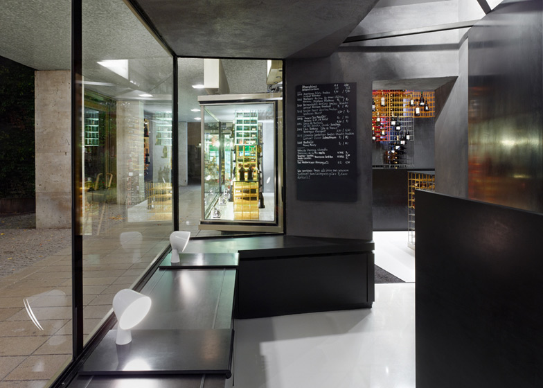 德国 Stuttgart 彩虹葡萄酒商店,创新搁架系统展现空间利用之美-2