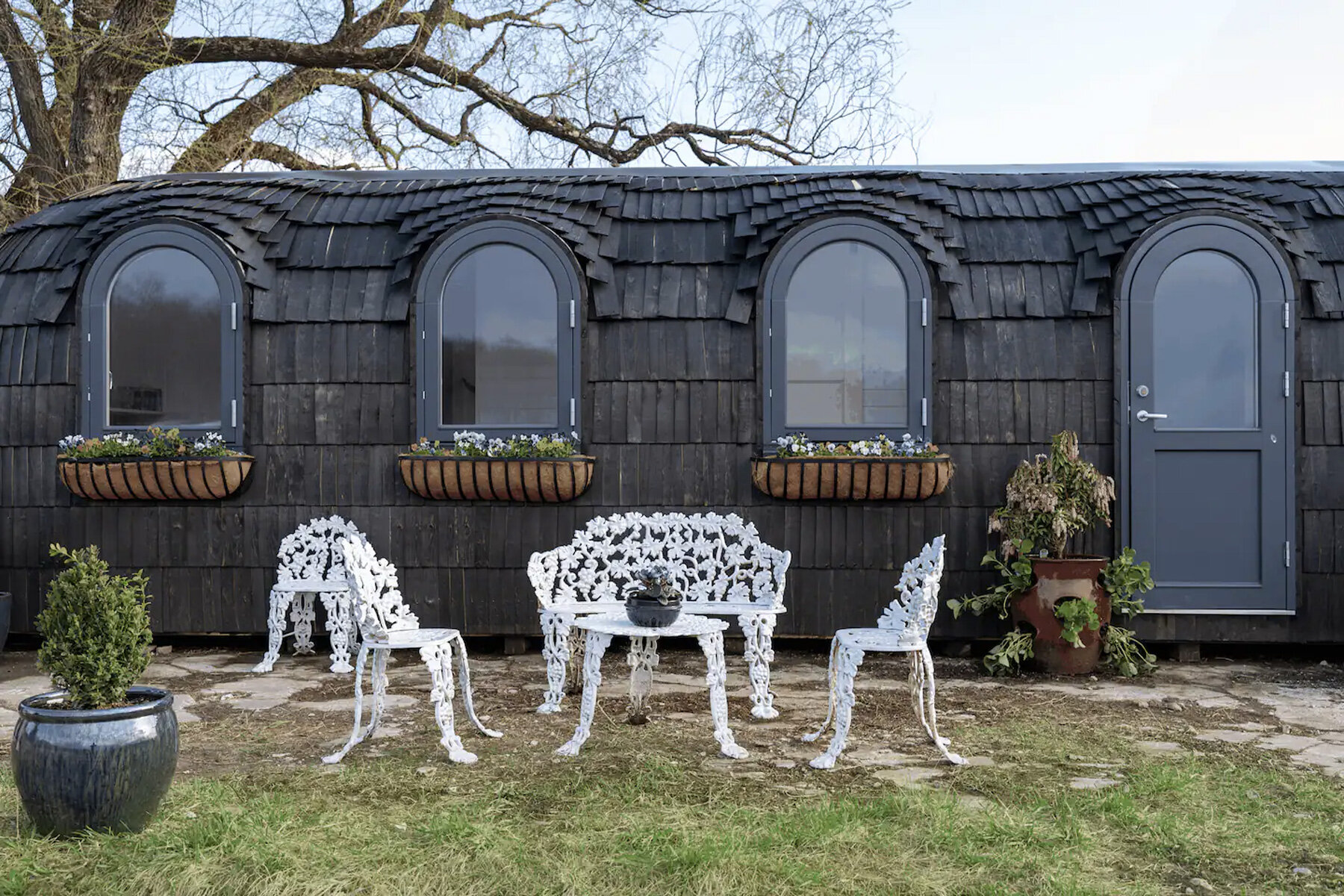 纽约上州“霍比特小屋” | 英式田园与复古 Airstream 的完美融合-15