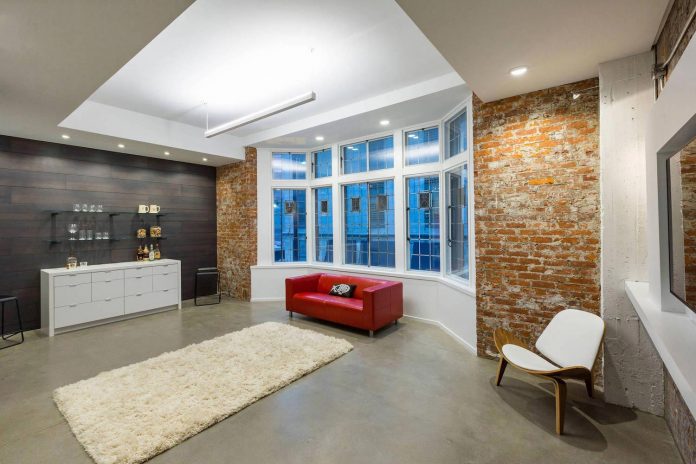 Remodeling of a Cincinnati, Ohio Loft to Achieve a Comfortable Space Full of Natural Light-20