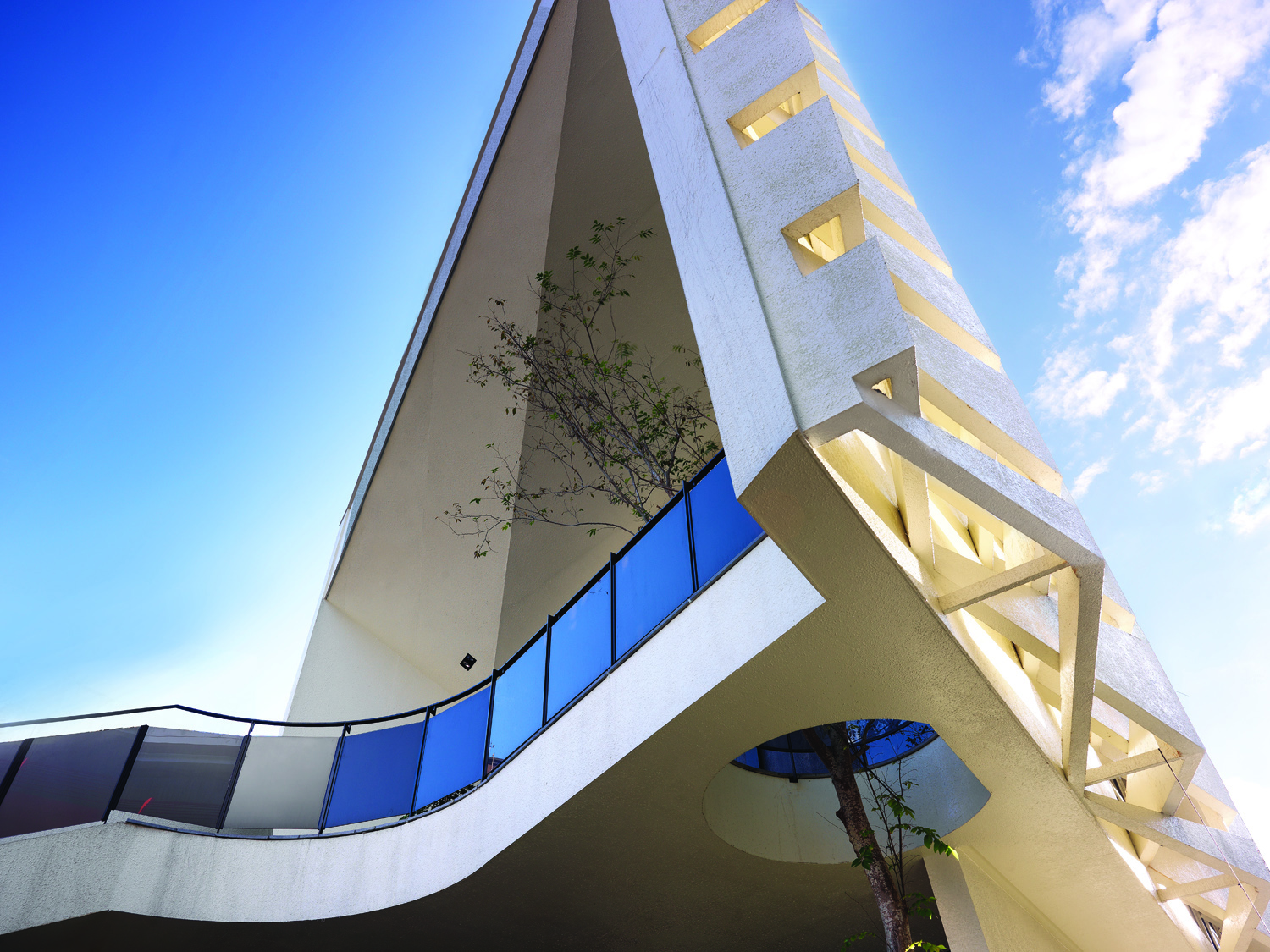 融入自然的动态造型建筑-0