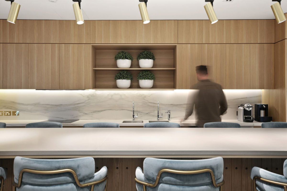 悉尼顶级私募公司高雅精致办公室设计-14