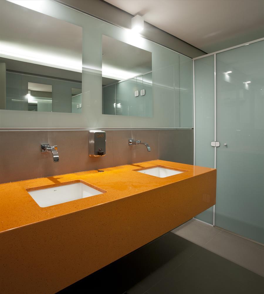 巴西 DAS 餐厅 | 木钢构造与复古汽车元素的完美融合-13