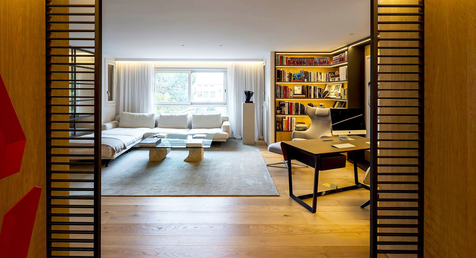 我认为 I HOUSE 可能并不是一个符合常规语义逻辑的表达如果 I  是品牌名首字母、个人名开头字母 、或者某个机构名称的缩略等，那么可以保留  I  不用翻译，直接翻译为  I 酒店，因为  house  常见释义中有 住宅；房子；（有特定用途的）建筑物 等意思，在一些语境中也可指代酒店、民宿这类供人居住的场所

如果这并非你想要的结果，由于这个短语表意不明确，难以准确判断其确切含义，请你提供更多的背景信息或语境 丨SpainMadrid-9