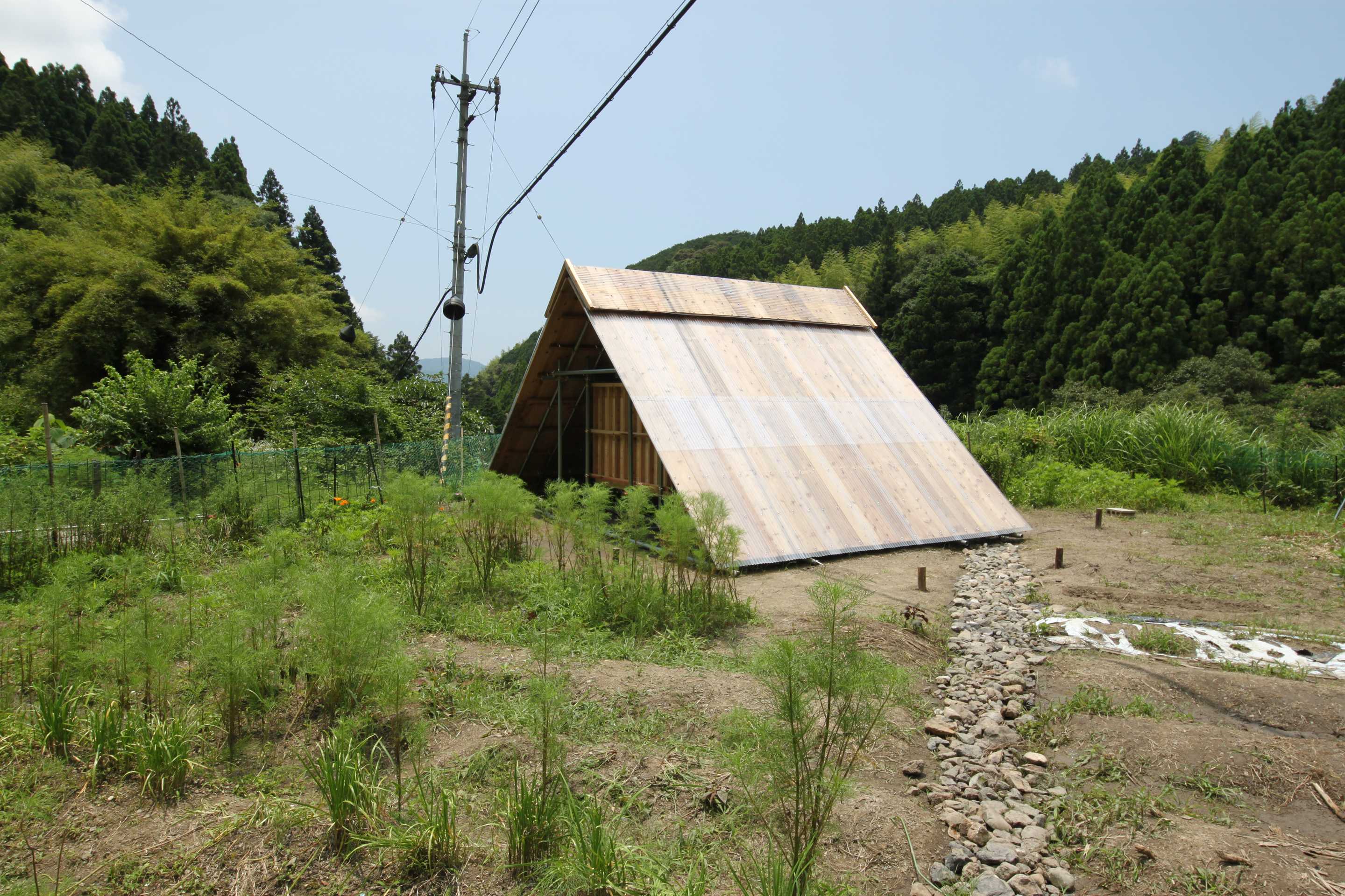 日本荒村自建神道神社，钢管木板创造神圣空间-7