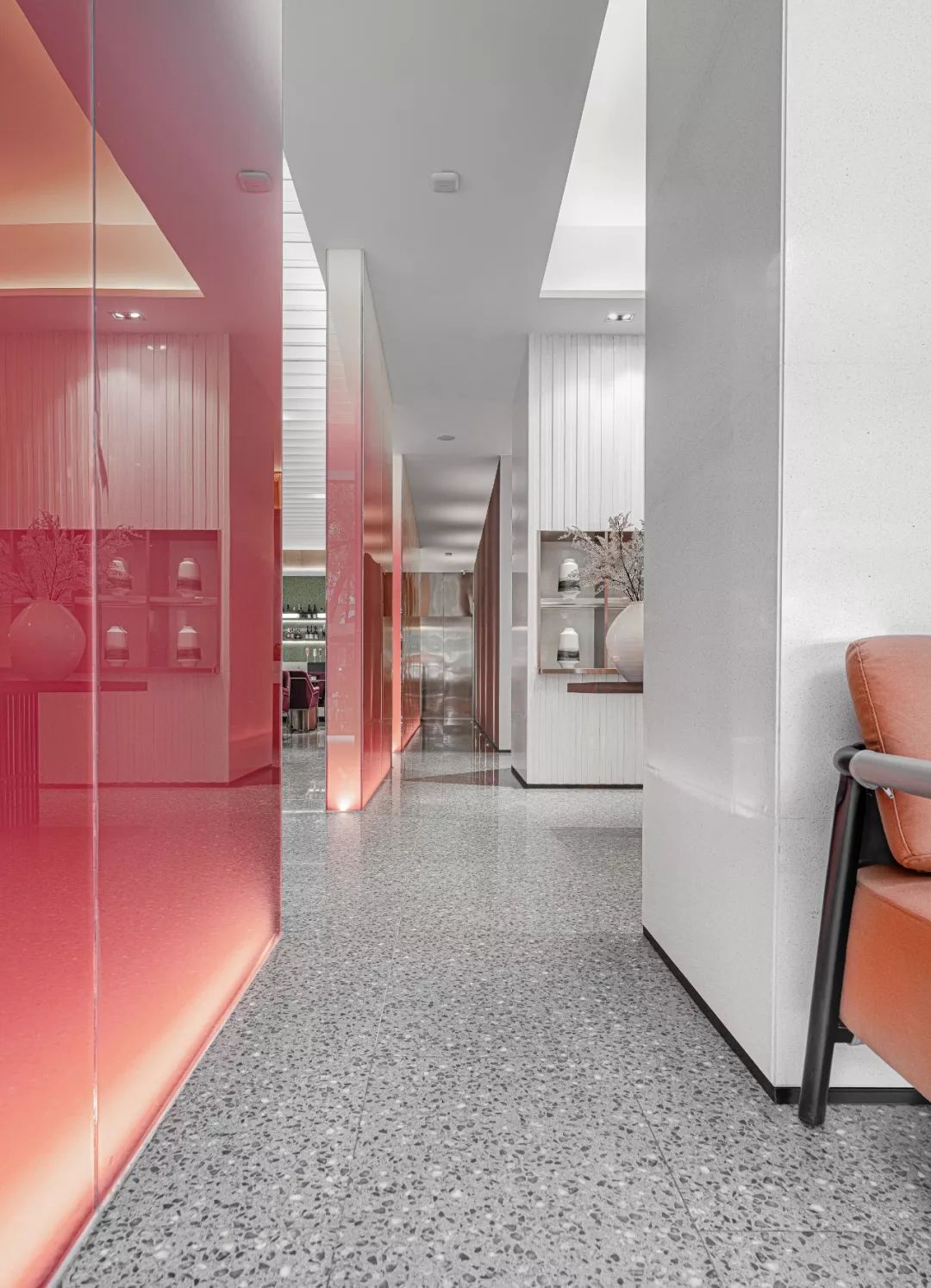 江旅都市方舟营销中心 | 红灰碰撞的年轻活力空间-26