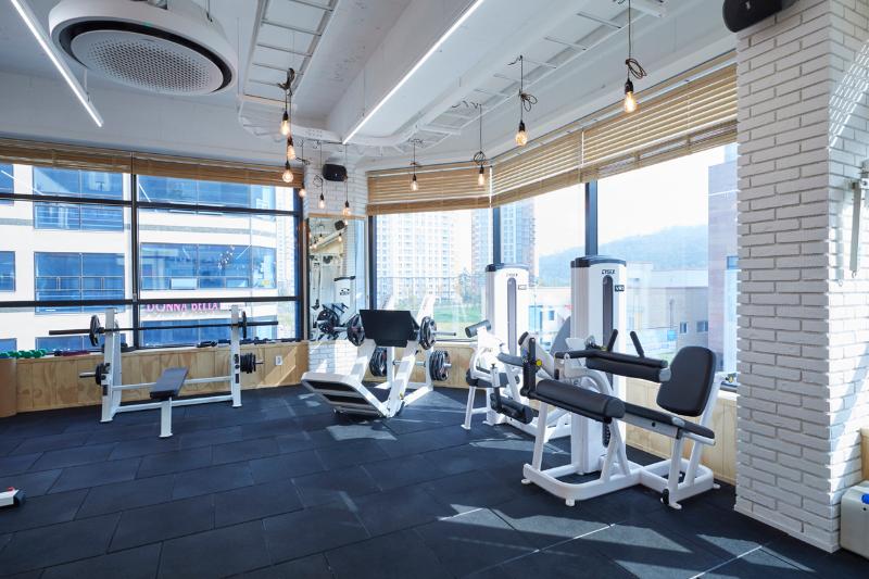 现代明亮 60 平健身中心，专业与时尚的完美融合-12