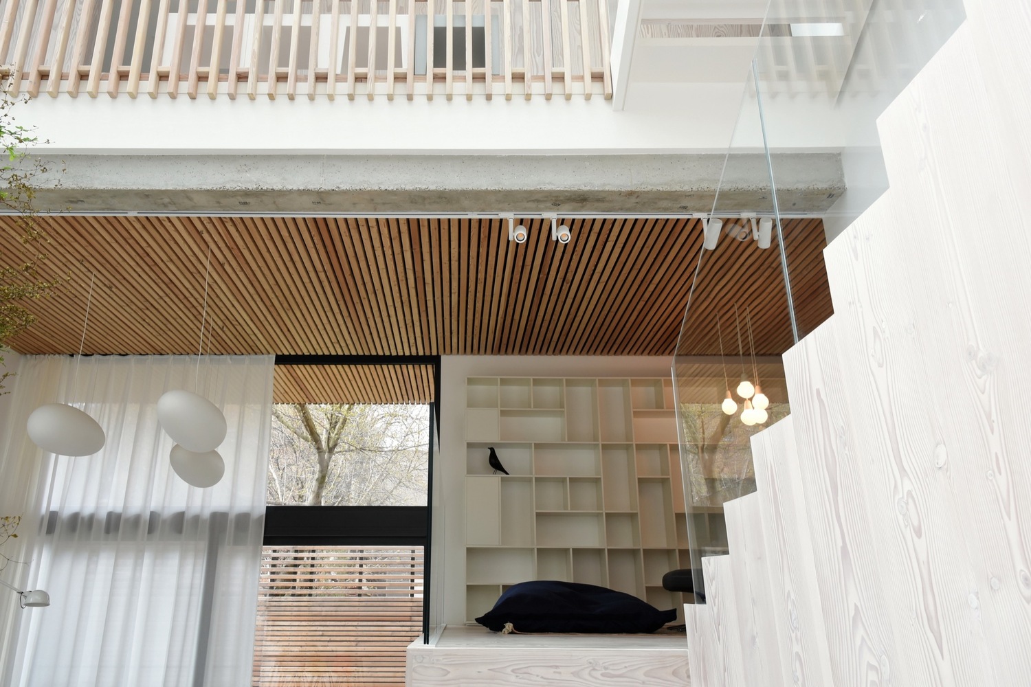 罗马尼亚四口之家垂直住宅，自然材料与光影共舞-49