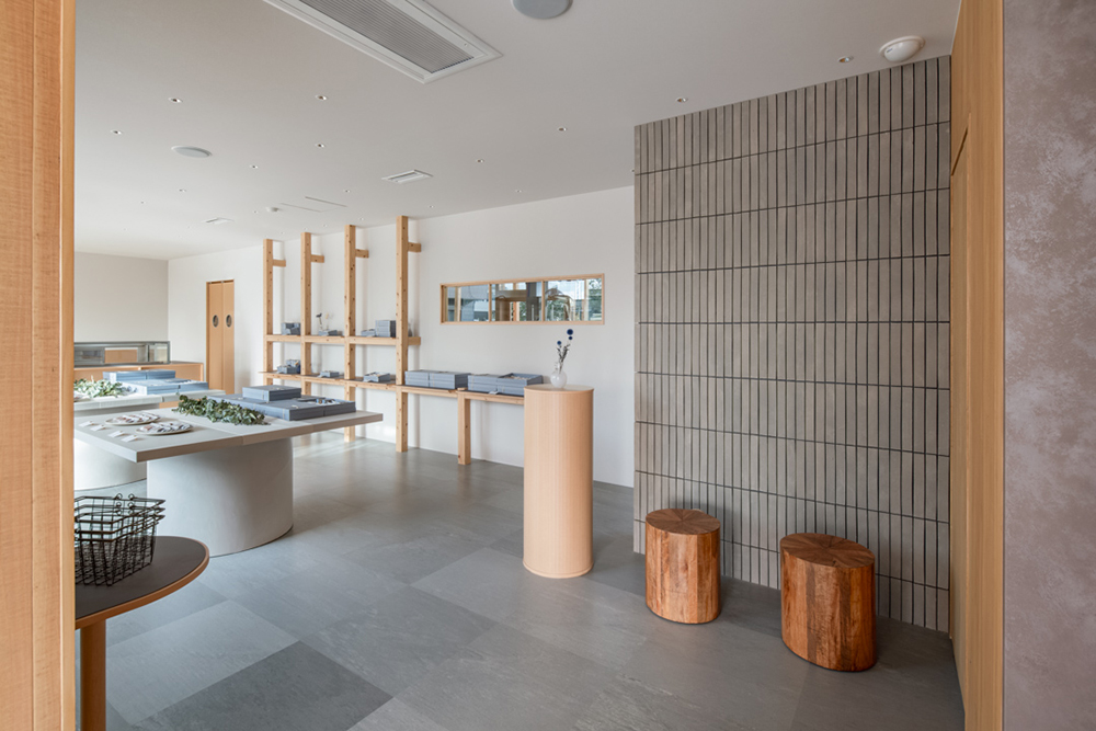 R之家

注释：La Maison常见意思是房子、住所等，这里根据语境可以宽泛理解为……之家 ，du是de和le的缩合形式，R可能是某个特定的名称、缩写等，在缺乏更多背景信息时，直接保留 丨日本爱知丨文本未提及-29