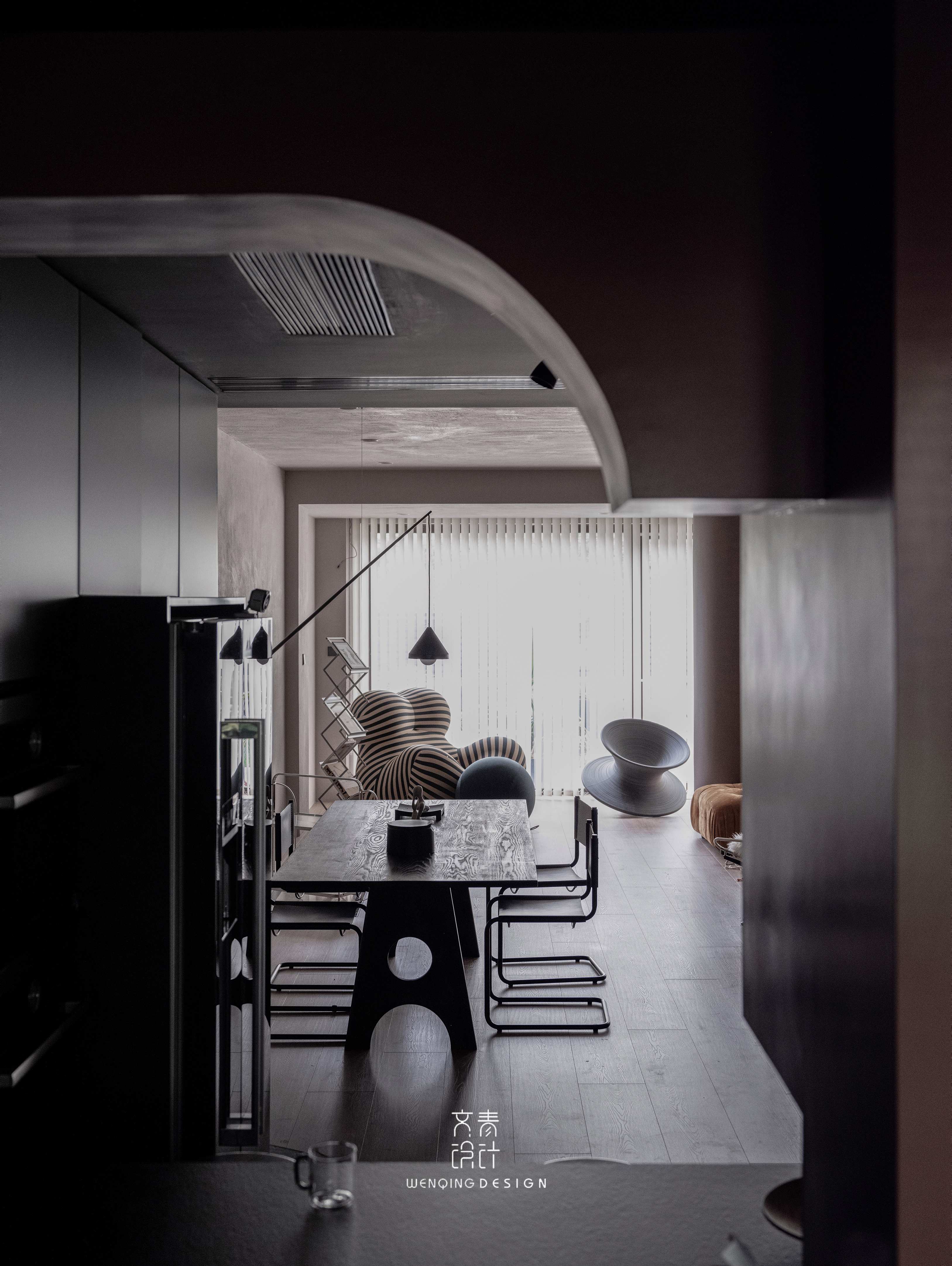 极简主义下的多彩地下室设计-22