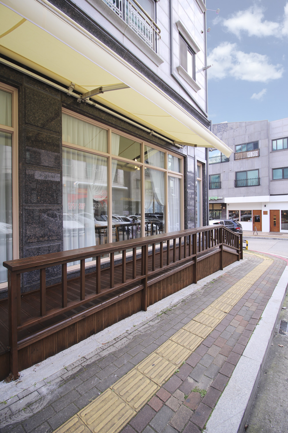 白色与木质，打造 40 平米极简咖啡厅-7