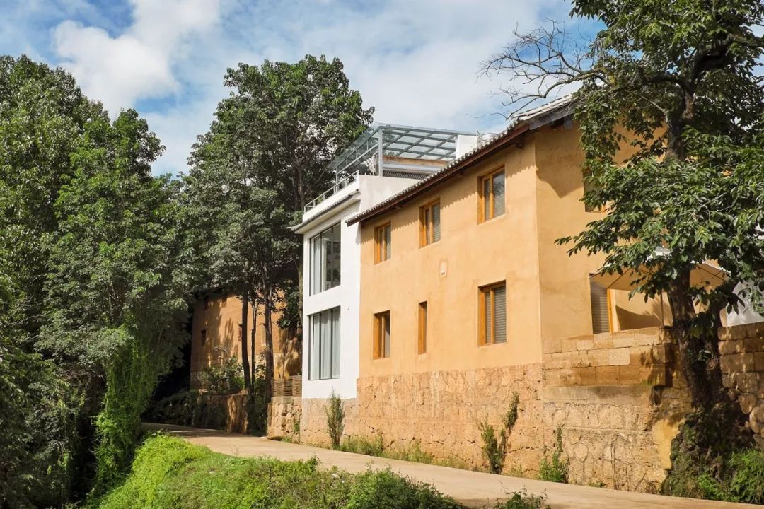 买不起房，小夫妻把牛棚改造成家，竟成300㎡大别墅还有150㎡花园菜地......-111