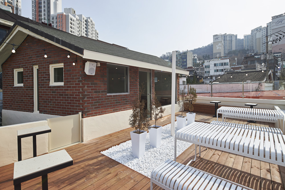 白色与木纹，27 平米高级咖啡厅设计-9