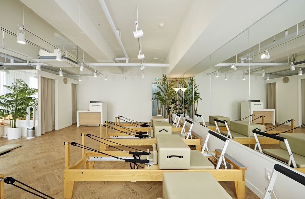 温馨舒适，20 平米白色与木质调的惬意空间-10