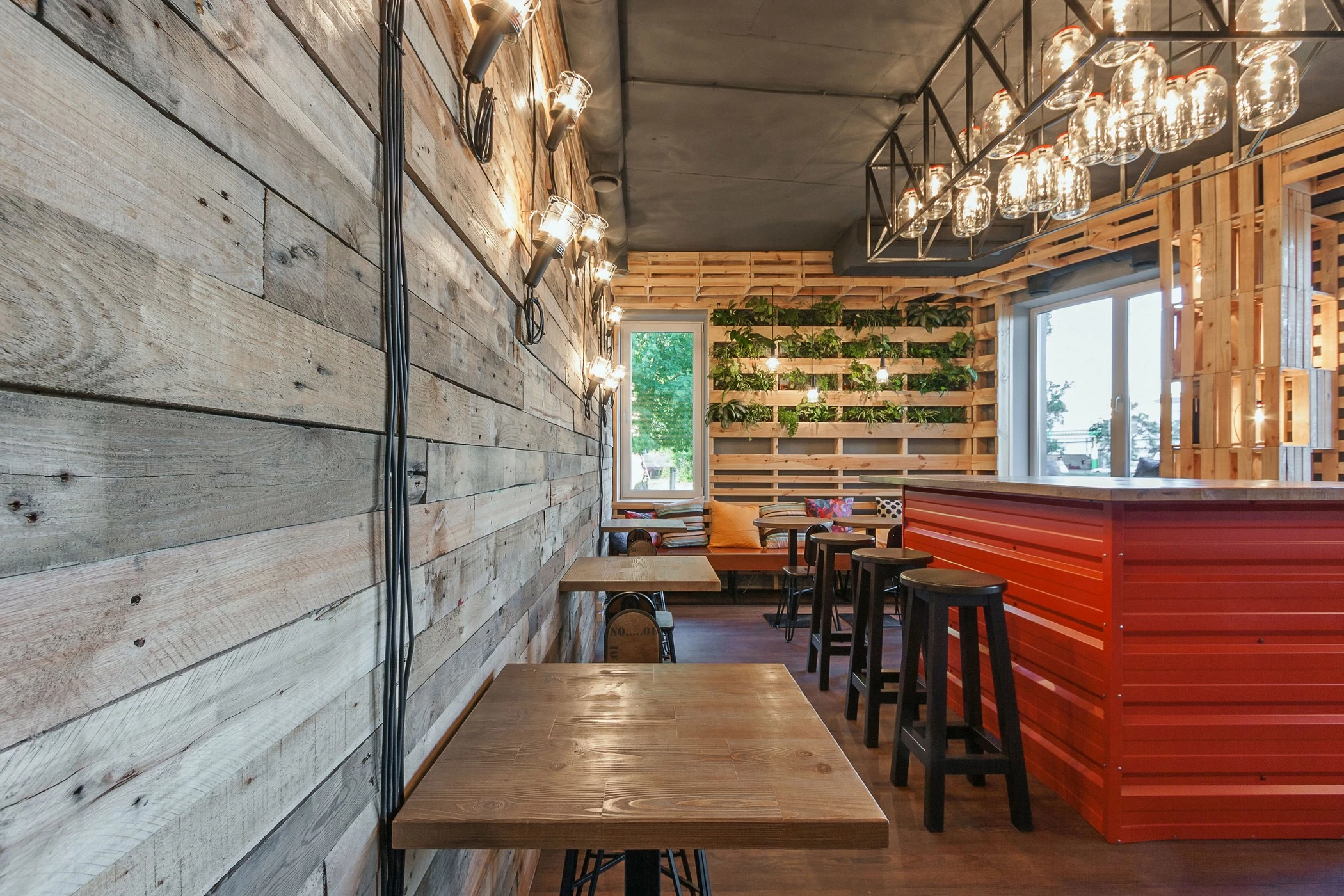 乌克兰 PENKA 咖啡吧 | 木质温馨空间与创意金属灯饰的完美结合-23