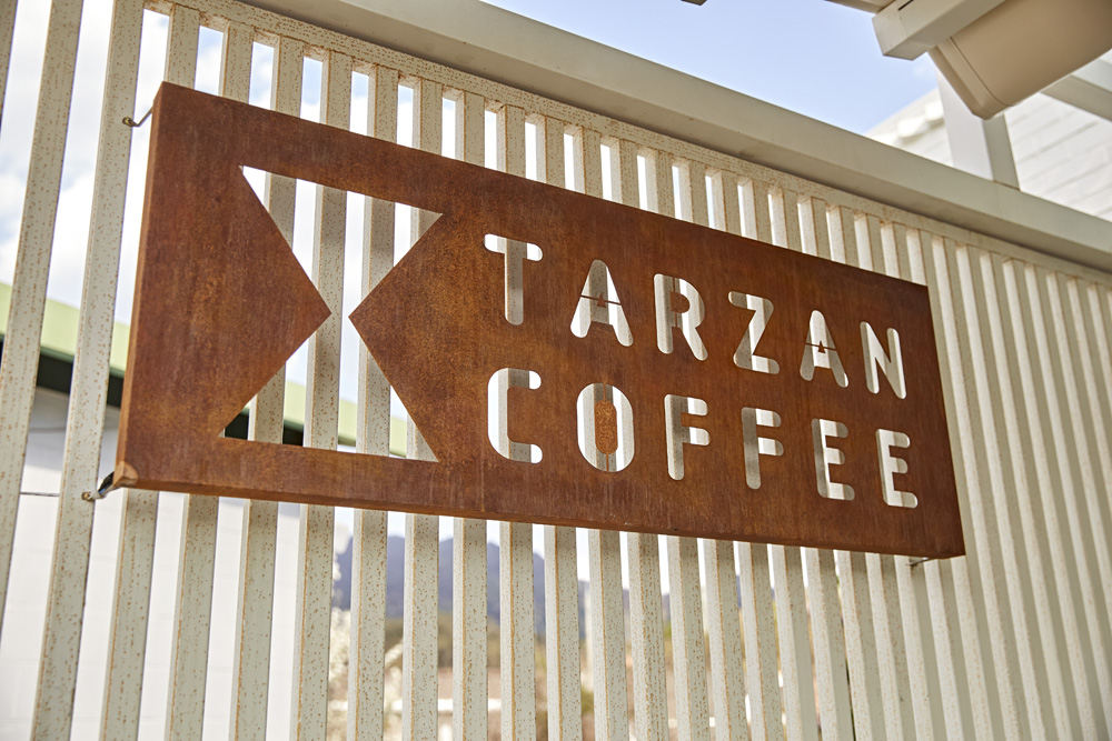 "白色与木纹的和谐交融 | 50 平米的现代咖啡厅设计"-18