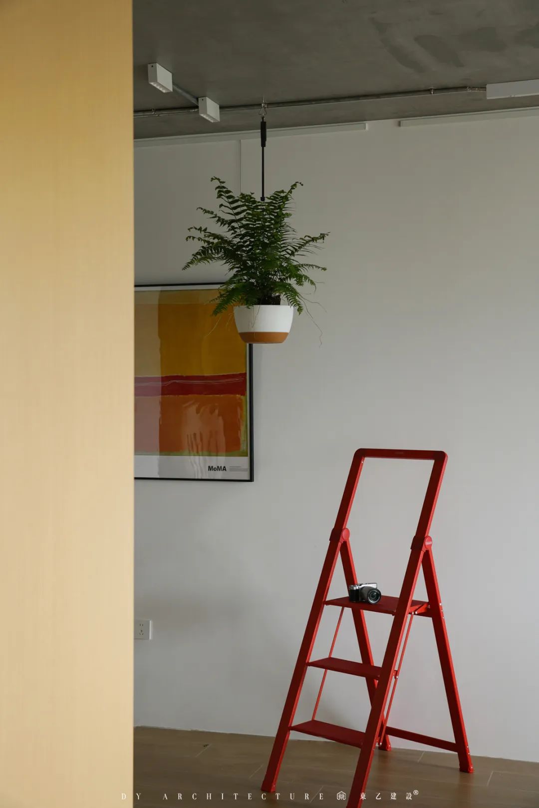 原始粗狂的混凝土裸顶遇上紧凑小三房,这酷酷的松弛感真让人着迷丨中国长沙丨東乙建设-35