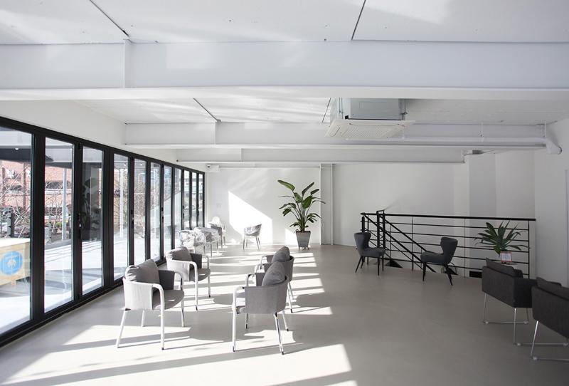 87 平现代简约咖啡厅设计 | 高雅黑白色调的室内空间-13