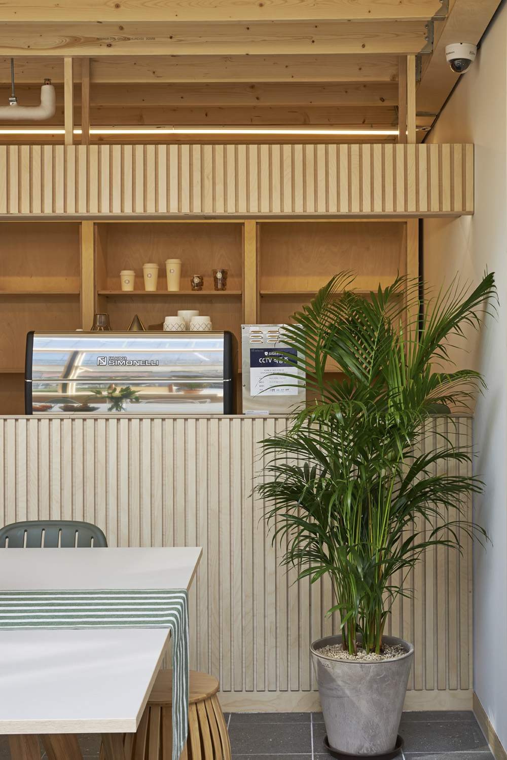 十平米清爽双层咖啡馆，展现简约设计魅力-8