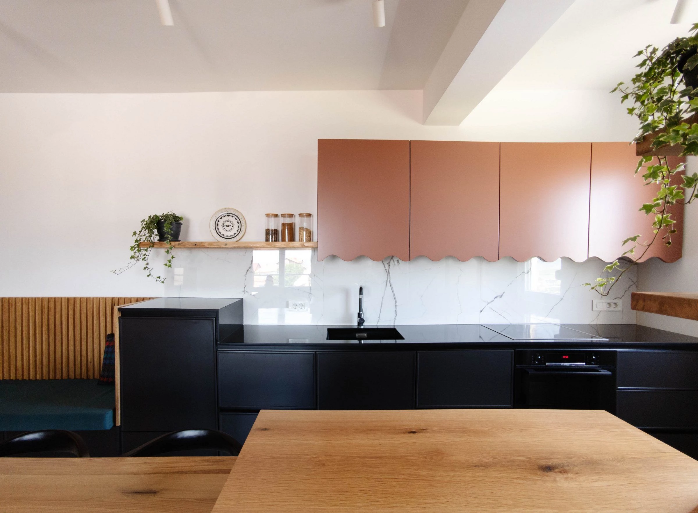 逃离现实的黑色厨房·Rozë 公寓丨普里什蒂纳-15