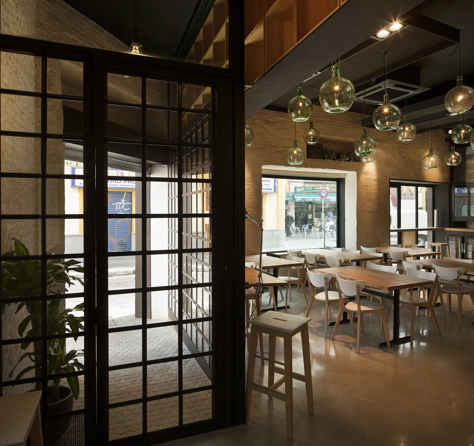 西班牙塞维利亚葡萄酒主题餐厅-10