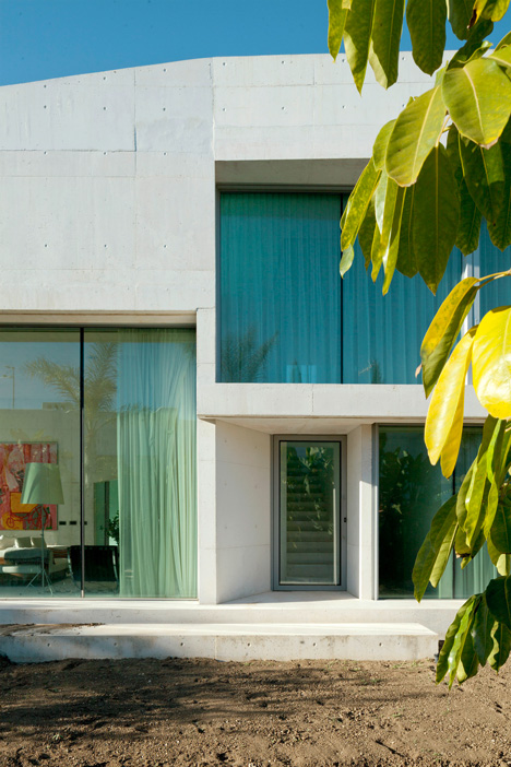Wiel Arets' Jellyfish House has an elevated pool with a glass floor-42