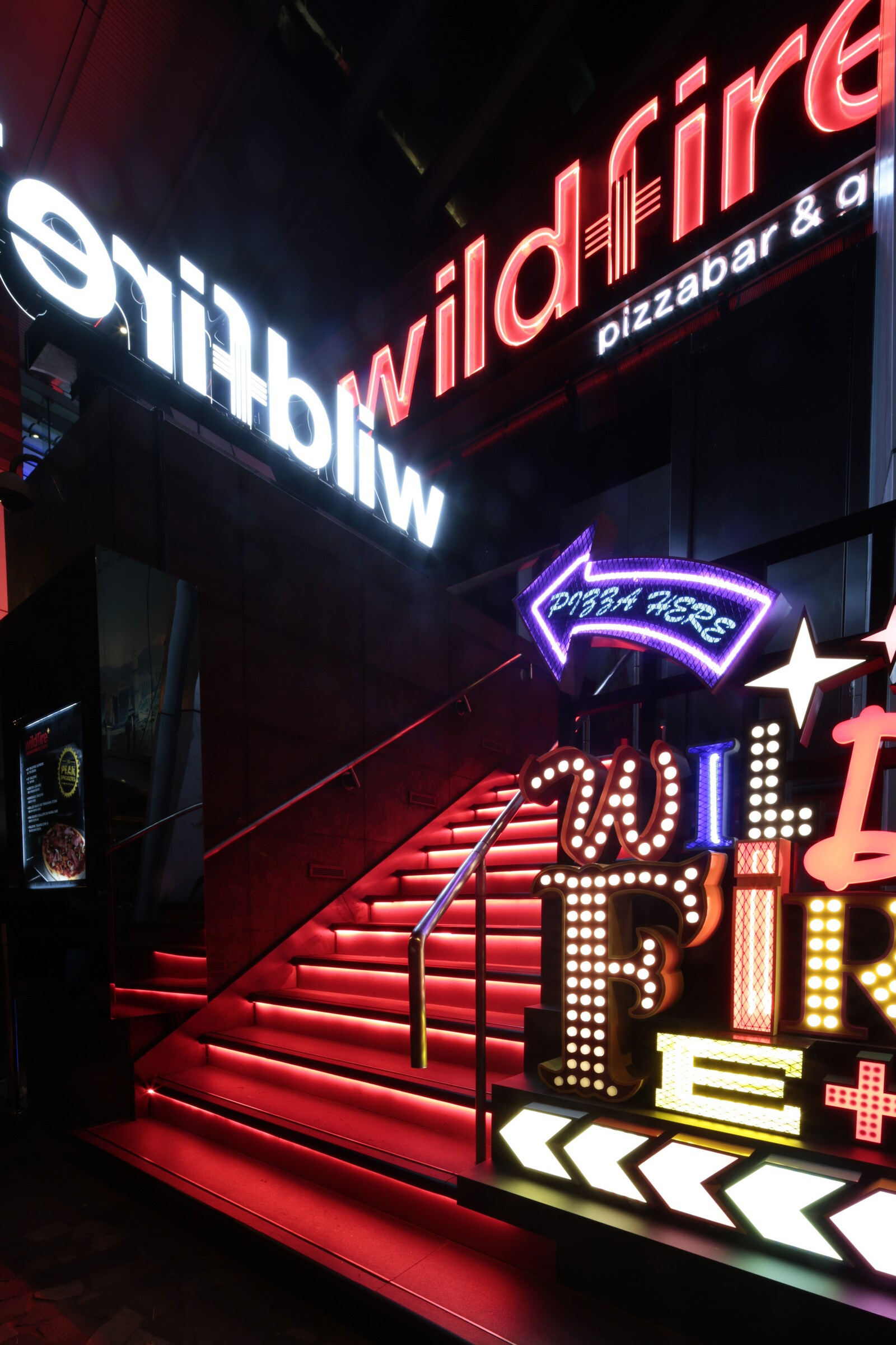 香港山顶大厦的野火披萨酒吧与烧烤店-8