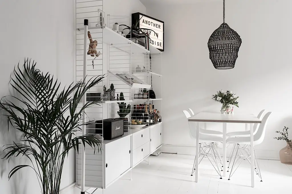 瑞典 38 平米中性风公寓，大胆运用橙色冲浪板打破单调-12